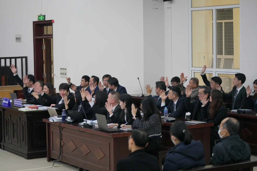 Các luật sư đồng ý hoãn phiên tòa. Ảnh: CTV Trịnh Văn Quyết luật sư.jpg