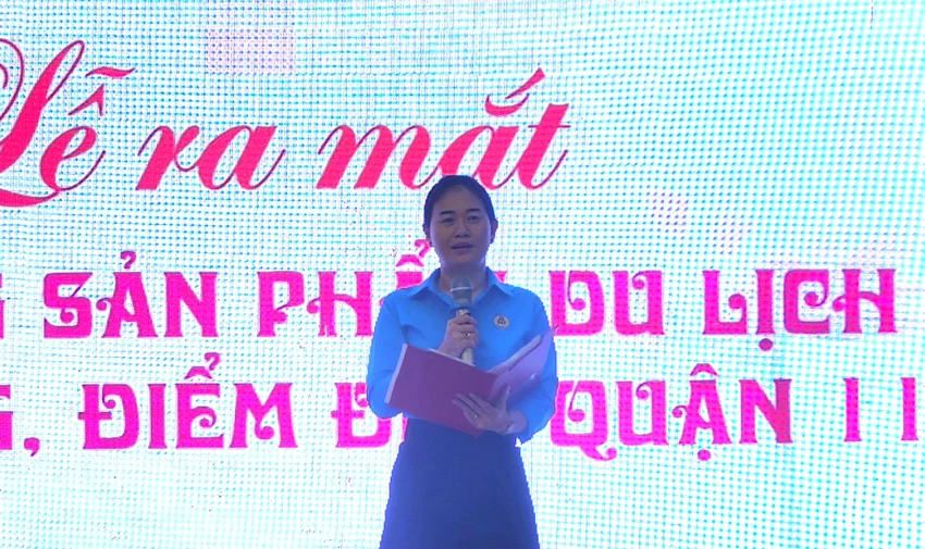 Bà Trần Thị Bích Trâm, Phó Chủ tịch UBND quận 11 phát biểu tại lễ ra mắt cẩm nang sản phẩm du lịch.
