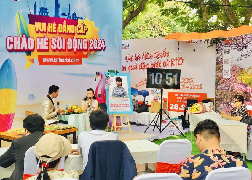Nghệ nhân bánh Việt Trần Thị Hiền Minh, Phó chủ tịch Hội đầu bếp chuyên nghiệp Sài Gòn chia sẻ với người dân và du khách về sự gắn kết gắn kết của ẩm thực với du lịch. Ảnh: TT.