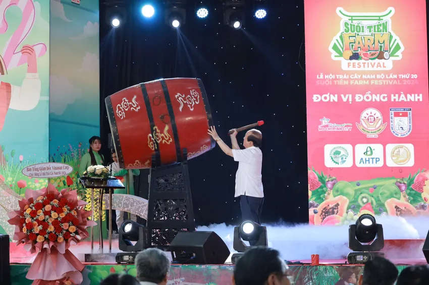 Ông Đinh Văn Vui, Chủ tịch Công ty CP Du lịch văn hóa Suối Tiên đánh trống khai mạc lễ hội trái cây Nam Bộ.