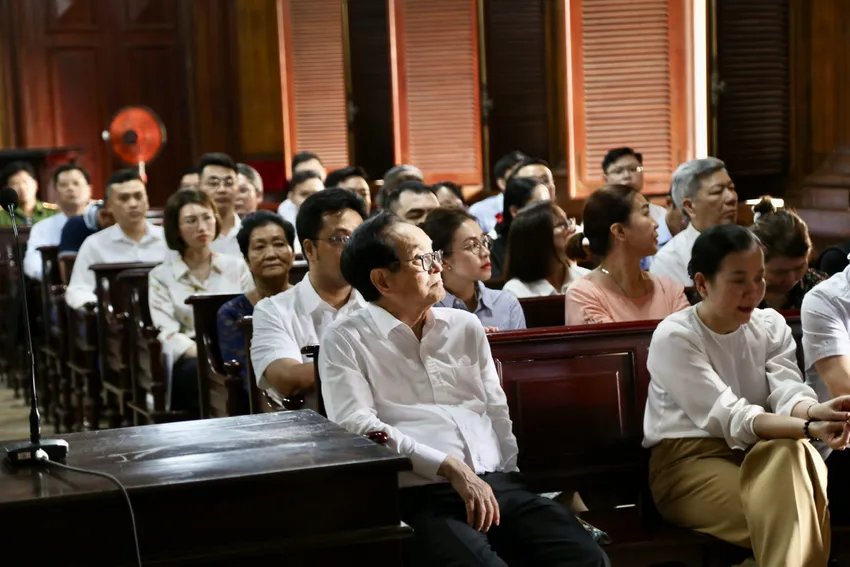Các bị cáo được tại ngoại ngồi phòng riêng. Ảnh: Hoàng Giang 01689ff8cfb763e93aa6.jpg