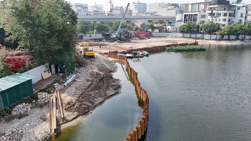 Phần mặt nước tiếp giáp với bán đảo hồ Đống Đa cũng đang được đóng cừ, san lấp cát để lấy mặt bằng thi công. Ảnh: Trọng Phú ho-dong-da-14.JPG