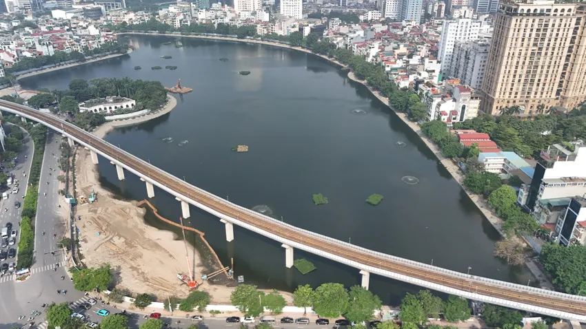 Để cải tạo, chỉnh trang lại hồ Đống Đa, đơn vị thi công đã phải lấp tạm một phần diện tích mặt nước nằm ven hồ (Giáp với khu vực bán đảo và đường Hoàng Cầu) để lấy mặt bằng thi công. Ảnh: Trọng Phú ho-dong-da-16.JPG