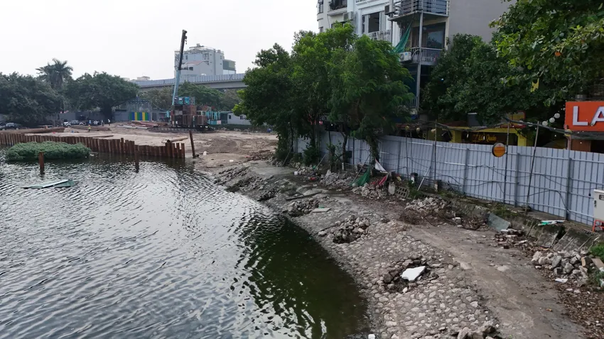 Xung quanh hồ đã được đơn vị thi công quây rào tôn, ngăn chặn người ra vào. (Ảnh: Trọng Phú) ho-dong-da-20.JPG