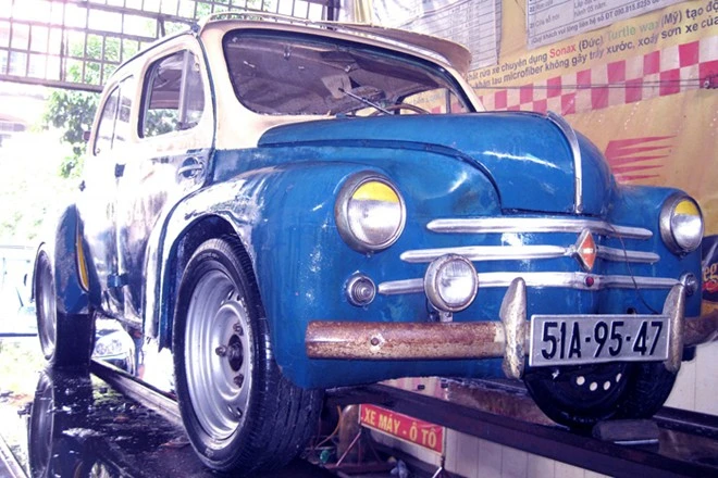 Anh Dũng, một nhà sưu tầm đồ cổ đã tìm và phục dựng thành công chiếc taxi Renault 4CV này. Anh cho biết sẽ đưa chiếc xe đến những địa điểm mà nó đã từng đậu và đón khách.