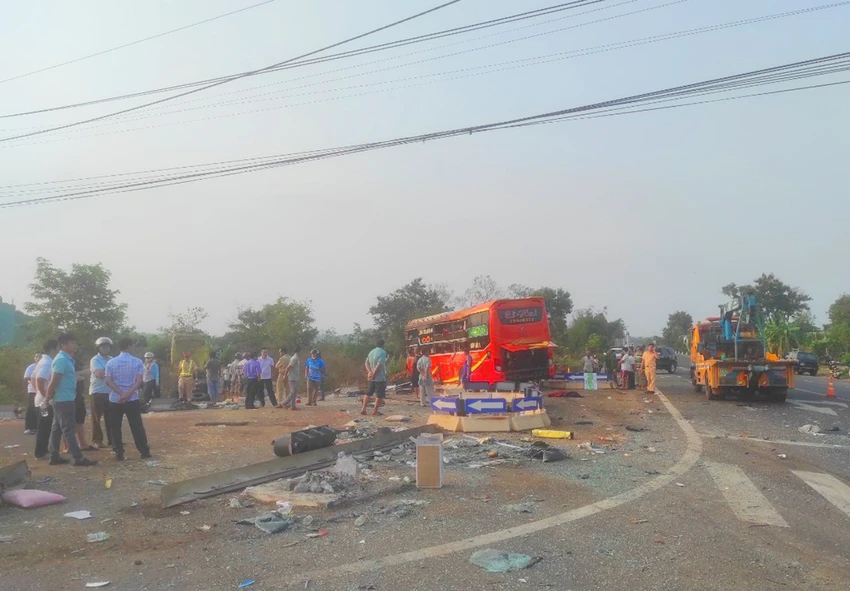 Tai nạn giao thông hai xe khách tông nhau ở huyện Chư Sê, Gia Lai