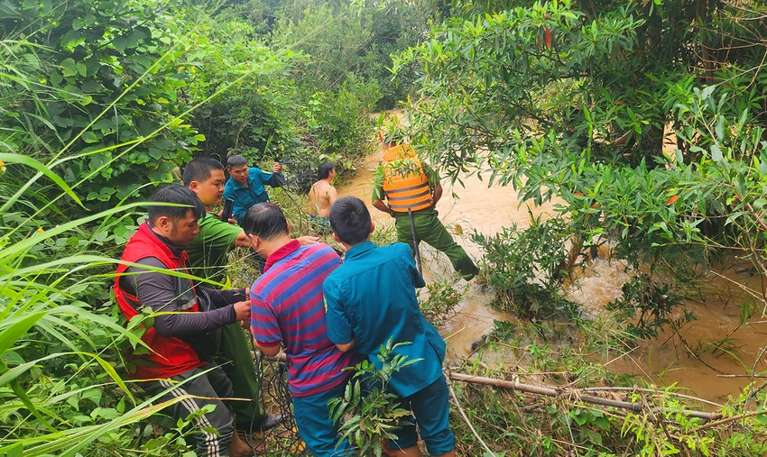 Kỳ tích: Thanh niên ngủ quên và bị mắc kẹt giữa sông, nhịn đói 9 ngày-4