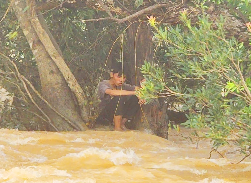 Kỳ tích: Thanh niên ngủ quên và bị mắc kẹt giữa sông, nhịn đói 9 ngày-2