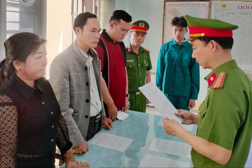 Cơ quan điều tra khởi tố thêm ba người có liên quan đến vụ án. Ảnh: CA giam-doc-phong-giao-dich-ngan-hang-lua-dao-1.jpeg