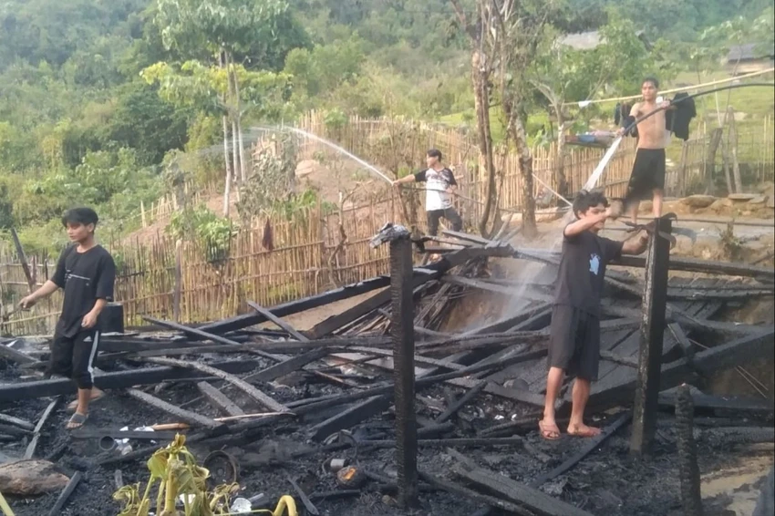 Hai ngôi nhà của người dân huyện miền núi Quảng Nam bị cháy lúc trời vừa sáng
