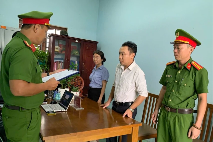 Công an bắt công chức hộ tịch xã Tam Anh Bắc về tội Lợi dụng chức vụ quyền hạn trong khi thi hành công vụ. Ảnh: CA