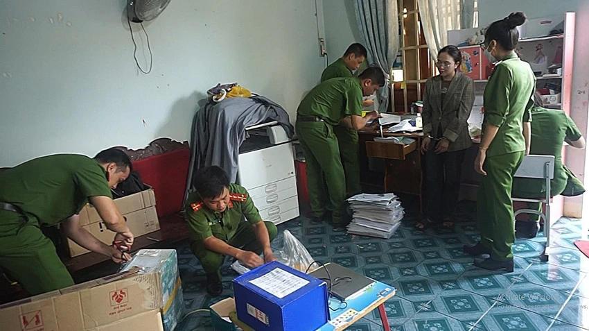 Công an khám xét nơi làm việc của bà Trang. Ảnh: S.Đ giám đốc.jpg