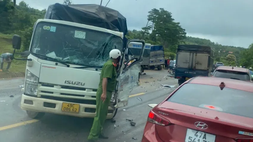 Va chạm liên hoàn giữa xe tập lái và xe tải trên Quốc lộ 14 Va chạm liên hoàn giữa xe tập lái và xe tải trên Quốc lộ 14