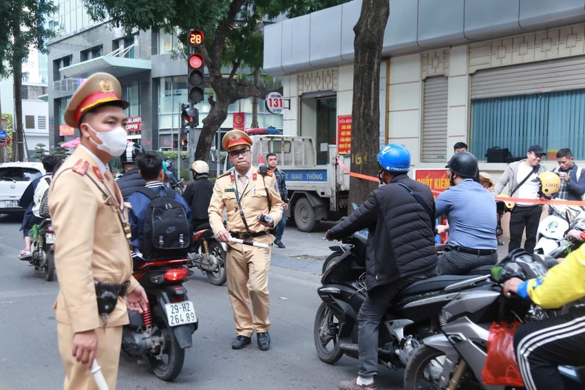 Lực lượng cảnh sát giao thông kiểm tra xử phạt người vi phạm giao thông. Ảnh: P.HÙNG