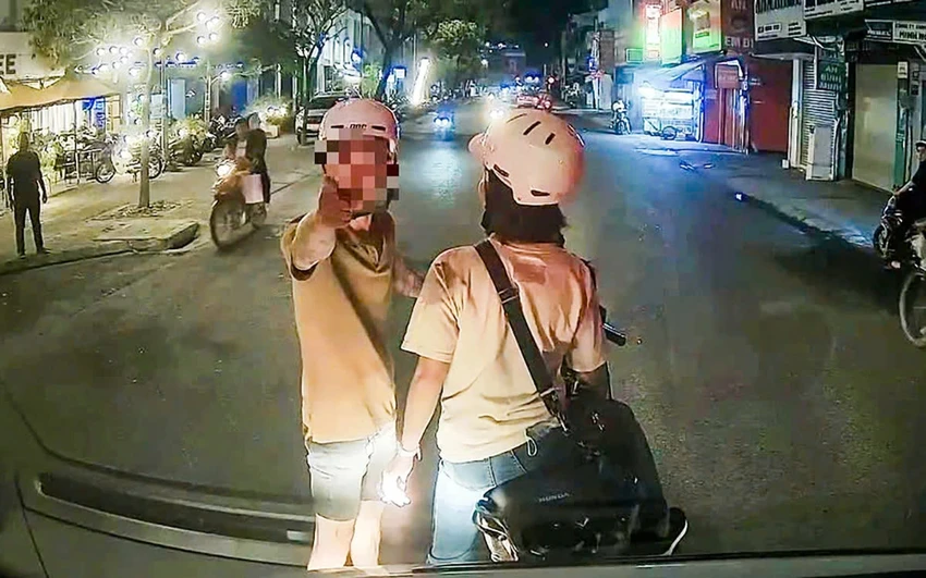 Xác minh, truy xét người chặn xe cấp cứu đang làm nhiệm vụ ở quận Tân Bình. Ảnh cắt từ clip chặn xe cấp cứu - 1