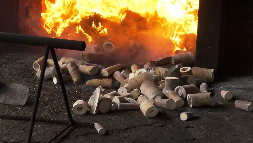 Ngà voi, sừng tê giác được lực lượng tiêu hủy cưa nhỏ trước khi đưa vào lò thiêu hủy. Ảnh: ENV.