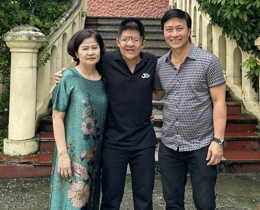 Sau khi tốt nghiệp, con trai diễn viên Quốc Tuấn chuẩn bị làm phẫu thuật-1