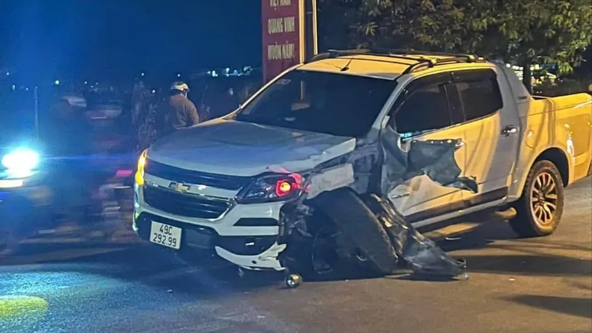Xe bán tải gãy trục trước, rơi bánh sau cú va chạm với xe máy. Ảnh: VT Xe máy nát bét sau cú tông vào xe bán tải