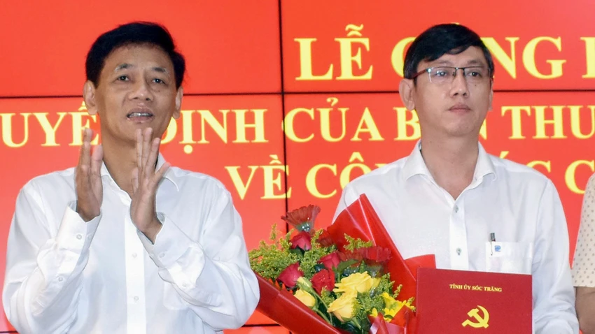 Ông Thái Đăng Khoa (bìa phải), Chánh văn phòng Tỉnh ủy Sóc Trăng được điều động, chỉ định giữ chức Bí thư Thành ủy TP Sóc Trăng nhiệm kỳ 2020-2025. Ảnh: DIỄM HẰNG