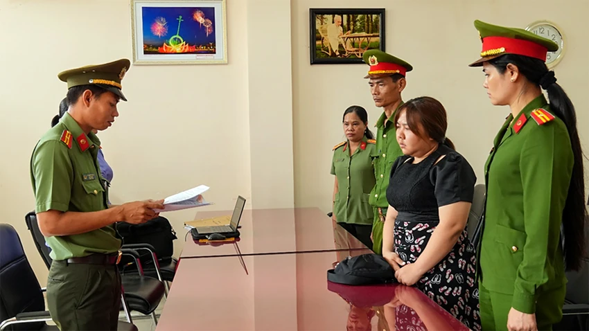 Cơ quan An ninh điều tra Công an tỉnh Hậu Giang tống đạt Quyết định khởi tố bị can và lệnh bắt tạm giam bị can Hoàng Đình Tùng (ảnh trên) và bị can Trần Thị Hồng Nga (ảnh dưới). Ảnh: CAHG Hậu Giang: Bắt vợ chồng tổ chức đưa 18 người trốn đi Hàn Quốc