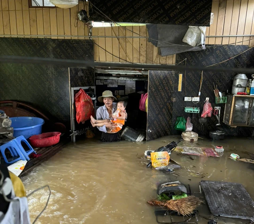 Kịp thời cứu hộ 5 người dân, trong đó có cả trẻ em trong khu vực ngập lụt ở bãi ven sông Hồng đến nơi an toàn. Ảnh: CTV