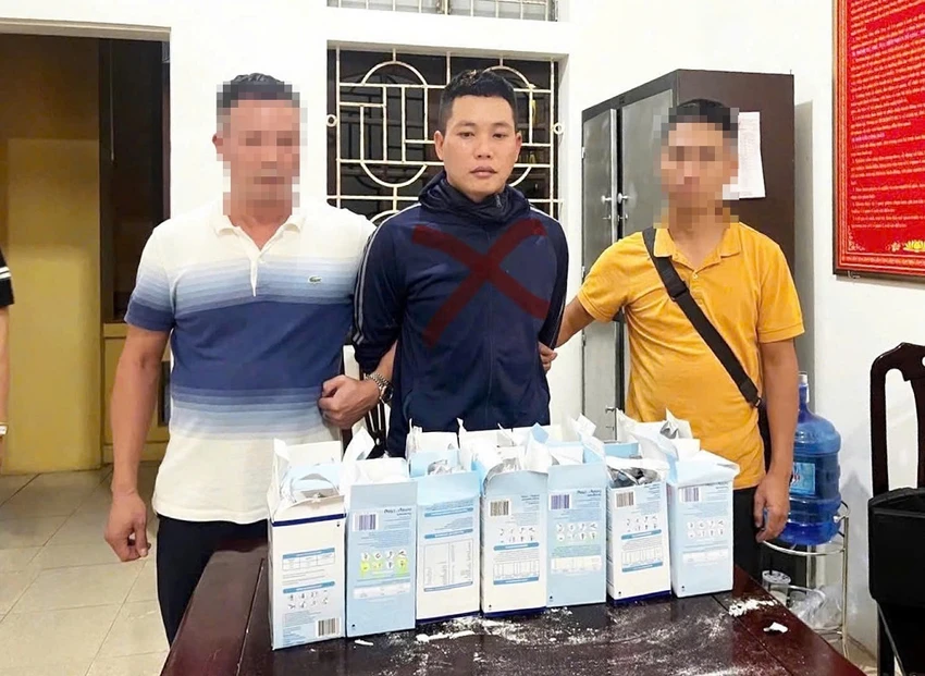 Phát hiện 16 kiện hàng sữa nghi chứa ma túy từ Châu Âu về Việt Nam