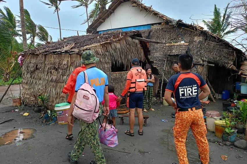 bão usagi đổ bộ vào Philippines 2.png