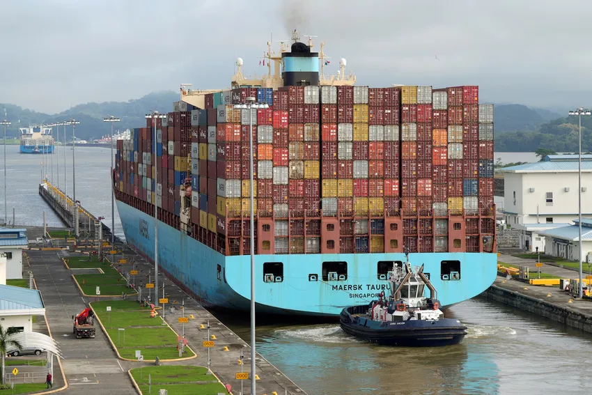 Ảnh chụp tàu vận tải đang di chuyển qua một trong các âu tàu thuộc hệ thống Kênh đào Panama. Ảnh: REUTERS tong-thong-my-dac-cu-donald-trump-kenh-dao-panama-1007.png