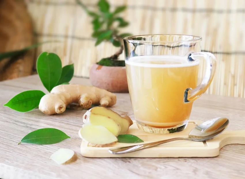 Việc uống trà gừng còn giúp làm dịu cơn đau dạ dày. Ảnh: Shutterstock.