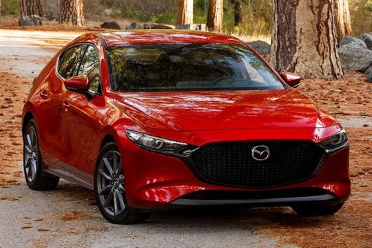 Mazda 3 – Soul Red Crystal Metallic. Ảnh: Carbuzz.