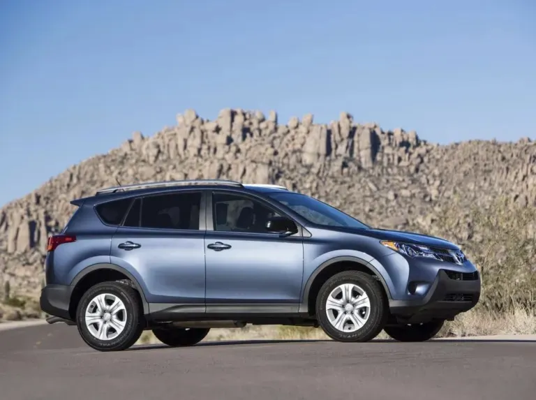 Toyota RAV4 2013. Ảnh: Toyota. Tránh mua 5 mẫu Toyota này vì không đáng tin cậy.jpg