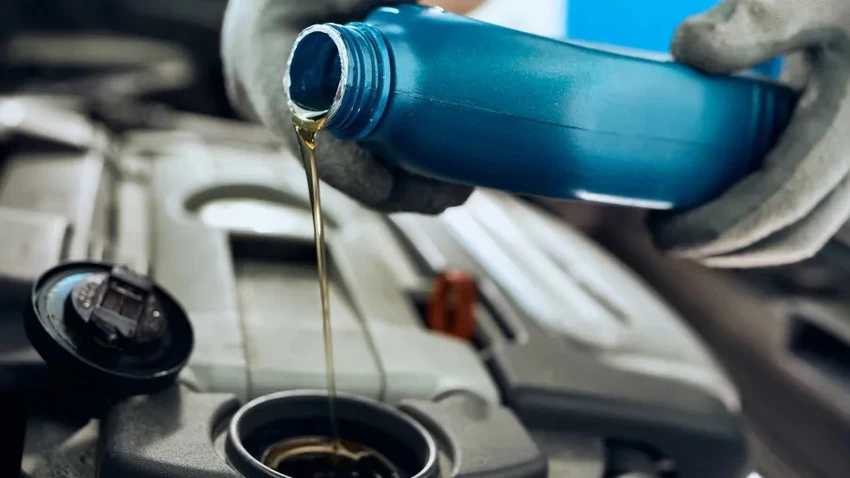 Xe ô tô sẽ ra sao nếu người dùng đổ sai loại dầu?