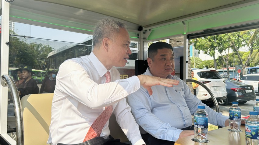 Ông Võ Khánh Hưng, Phó Giám đốc Sở GTVT TP (áo xanh) đi trải nghiệm xe điện ở trung tâm TP.HCM.