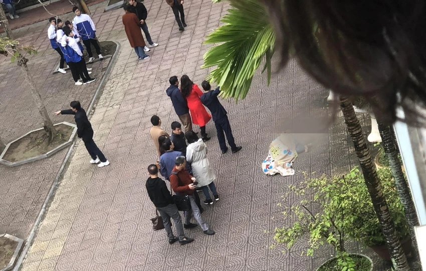 1 học sinh ở Thanh Hóa rơi từ tầng 4 xuống sân trường - 2.jpg