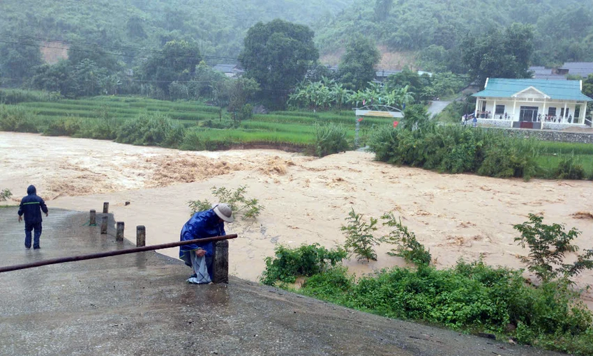 Lũ lớn đổ về xã biên giới Mường Chanh, khẩn cấp di dời sơ tán hàng chục hộ dân - 4.jpg