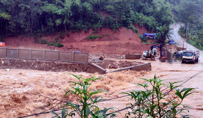 Lũ lớn đổ về xã biên giới Mường Chanh, khẩn cấp di dời sơ tán hàng chục hộ dân - 8.jpg