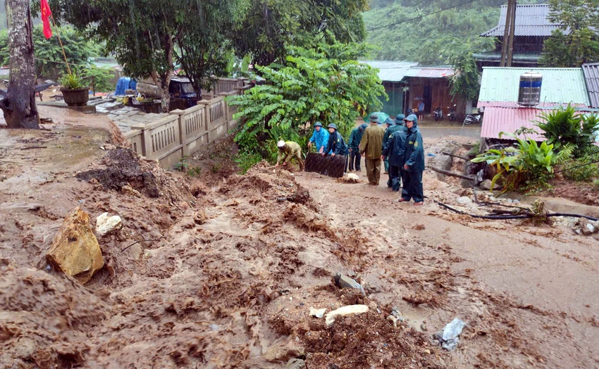 Lũ lớn đổ về xã biên giới Mường Chanh, sơ tán khẩn cấp hàng chục hộ dân.jpg