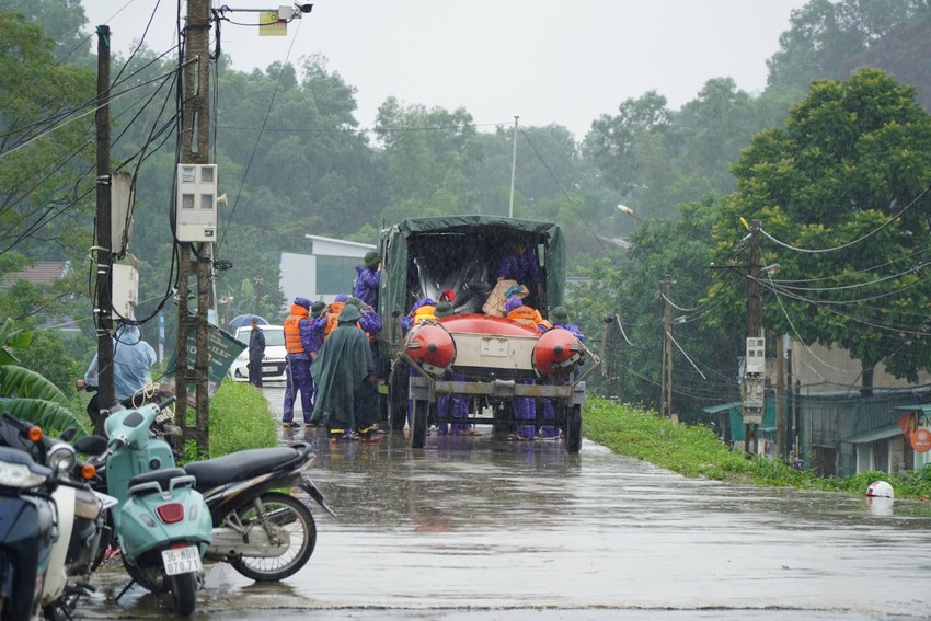Nước lũ đổ về sông Mã dâng cao, hai xã ở thành phố Thanh Hóa ngập sâu6.jpg