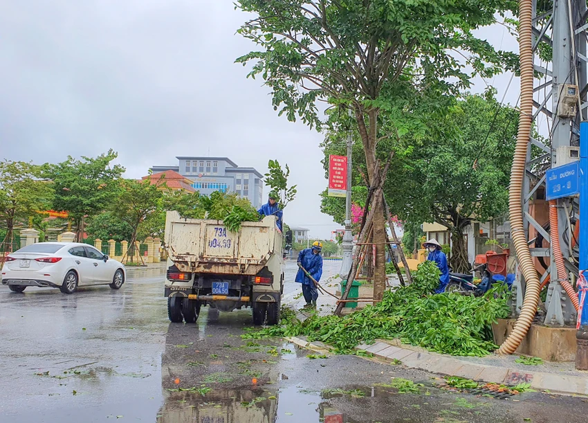 Người dân Quảng Bình thở phào nhẹ nhõm khi bão số 4 suy yếu