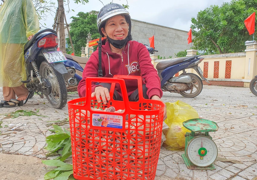 Bà Dương Thị Thường cho biết nấm tràm rất đắt khách nên mỗi khi vào mùa, bà và con cái thường vào các rừng tràm để hái nấm kiếm thêm thu nhập. Ảnh: B.THIÊN 10.jpg
