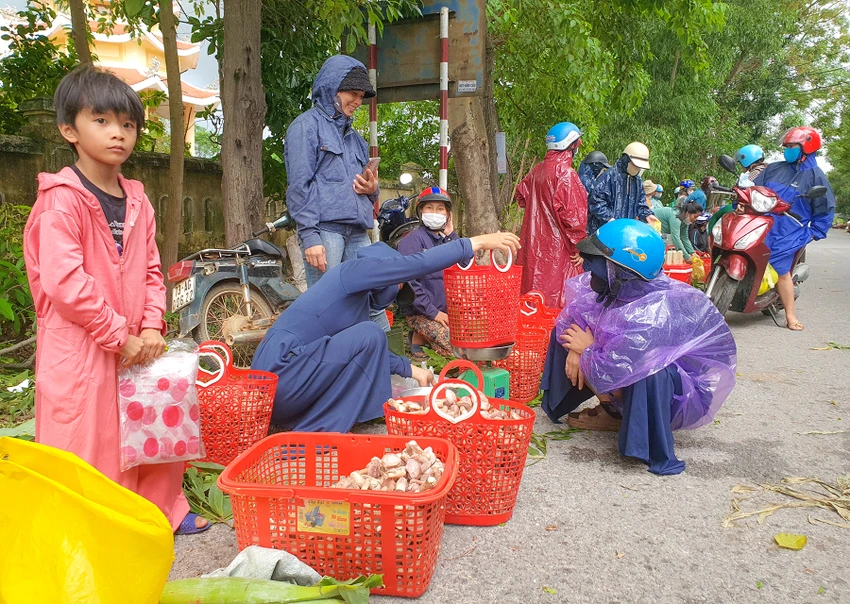 Người dân tấp nập mua nấm tràm về làm thực phẩm hoặc cấp đông ăn dần. Ảnh: B.THIÊN 11.jpg