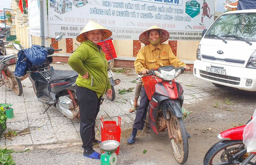 Nụ cười phấn khởi của hai người dân huyện Lệ Thủy sau khi nhanh chóng bán hết các giỏ nấm tràm hái được để kiếm thêm thu nhập. Ảnh: B.THIÊN 6.jpg