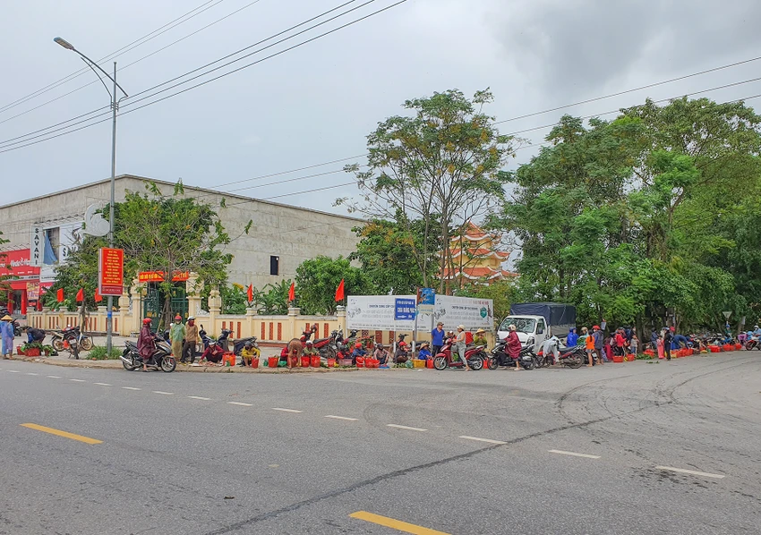 Người bán nấm tràm trải dài tuyến đường Nguyễn Tất Thành giao với đường Tỉnh lộ 564, huyện Lệ Thủy, tỉnh Quảng Bình. Ảnh: B.THIÊN 7.jpg
