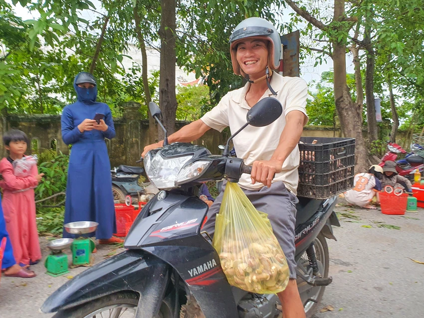 Nét mặt phấn khởi của người dân huyện Lệ Thủy sau một ngày vào rừng hái nấm tràm. Ảnh: B.THIÊN quang-binh-nguoi-dan-phan-khoi-kiem-them-thu-nhap-nho-loai-nam-troi-ban (3).jpg