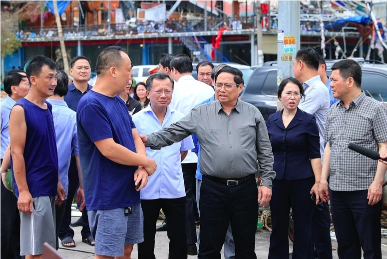 Thủ tướng thăm hỏi người dân tại Quảng Ninh bị thiệt hại do bão số 3. Ảnh: VGP bão số 3 QN .png