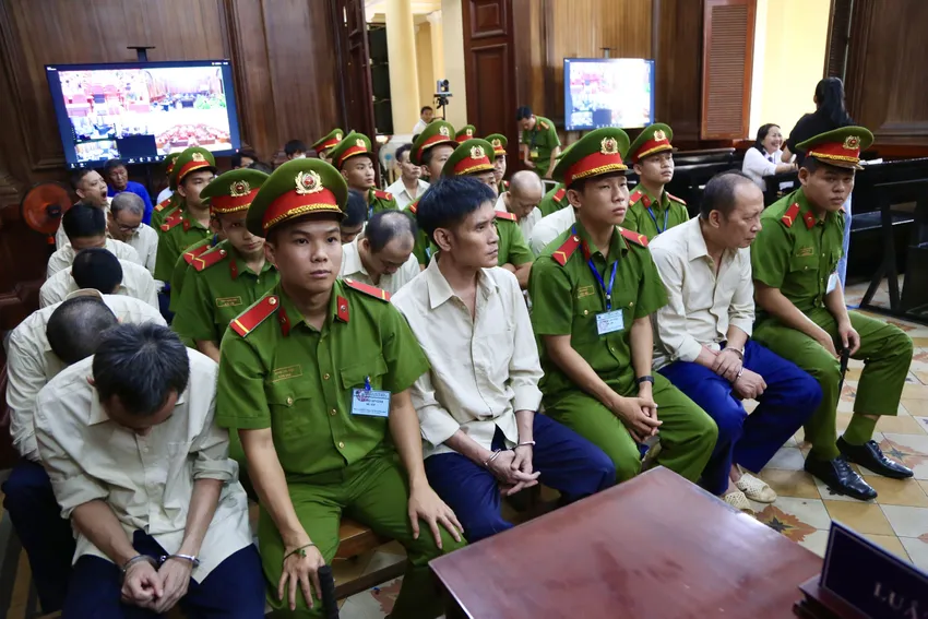 Các bị là đăng kiểm viên thuộc trung tâm 50-06V xin được xem xét lại số tiền hưởng lợi. Ảnh: HOÀNG GIANG 50-06v.jpg