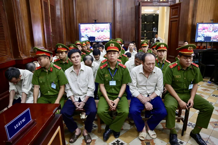Các bị cáo tại toà chiều 29-7. Ảnh: HOÀNG GIANG đại án đăng kiểm