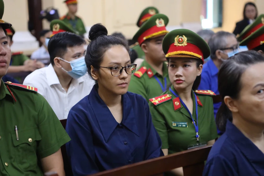 Bị cáo Trương Huệ Vân, cháu gái bị cáo Trương Mỹ Lan. Ảnh: NGUYỆT NHI