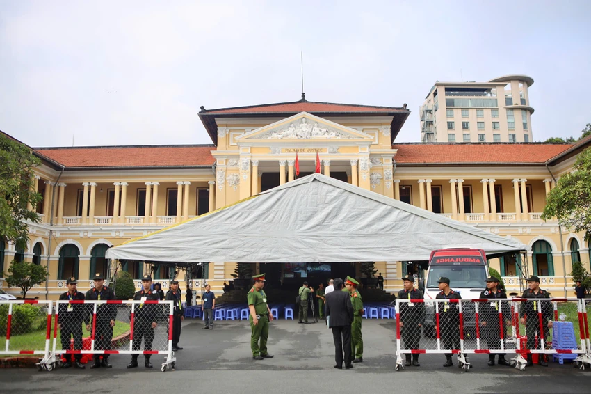 Phiên tòa dự kiến kéo dài đến ngày 19-10. TAND TP đã dựng rạp để bố trí chỗ ngồi cho người có quyền lợi, nghĩa vụ liên quan và luật sư, lực lượng hỗ trợ phiên tòa. Ảnh: NGUYỆT NHI