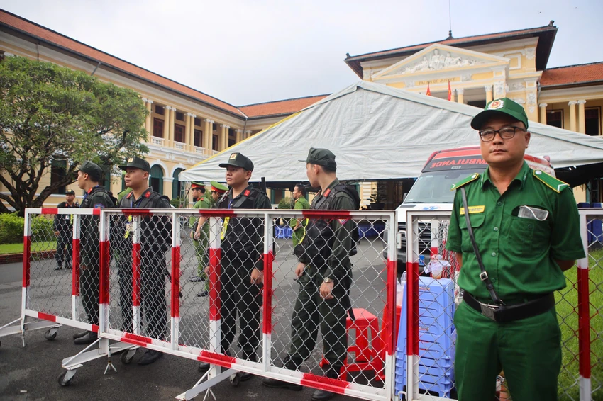 Ngay từ sáng sớm, an ninh phiên tòa được siết chặt. Ảnh: NGUYỆT NHI